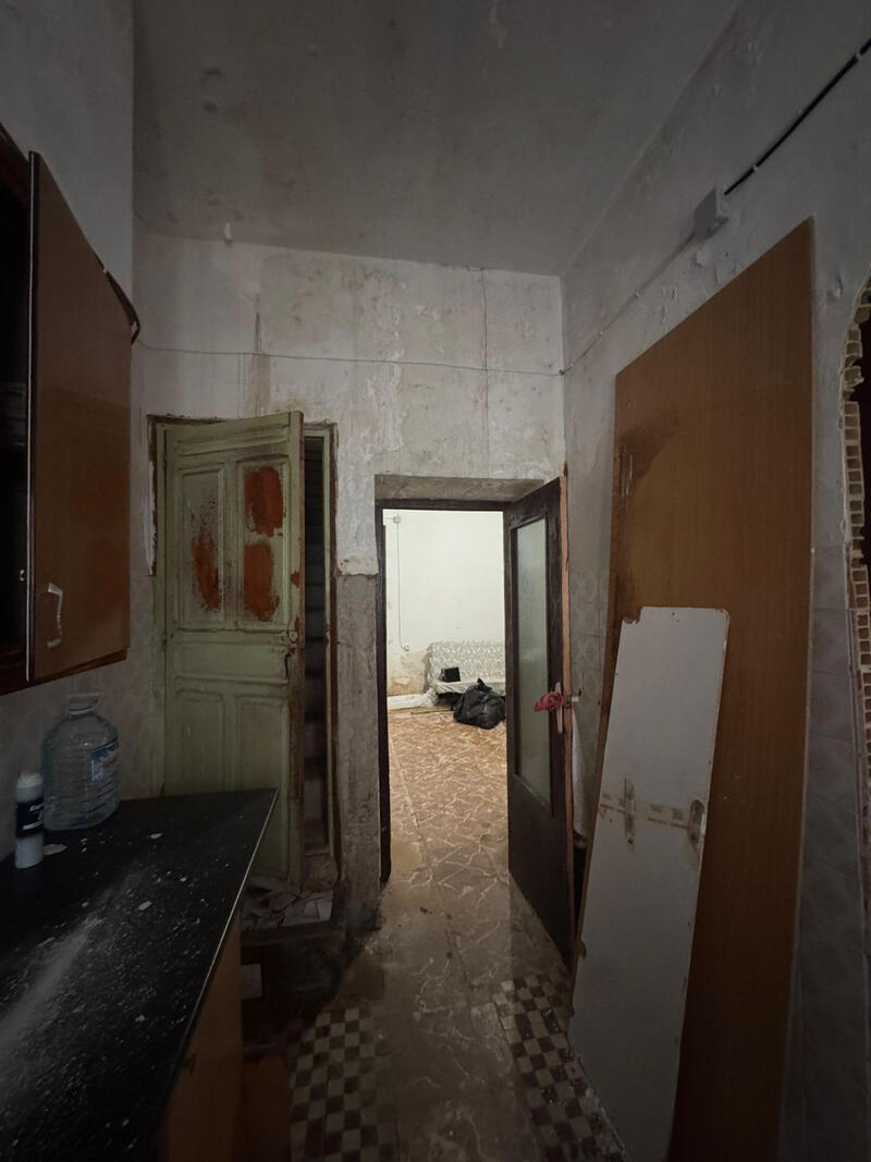 3 спальная комната городская тюрьма продается