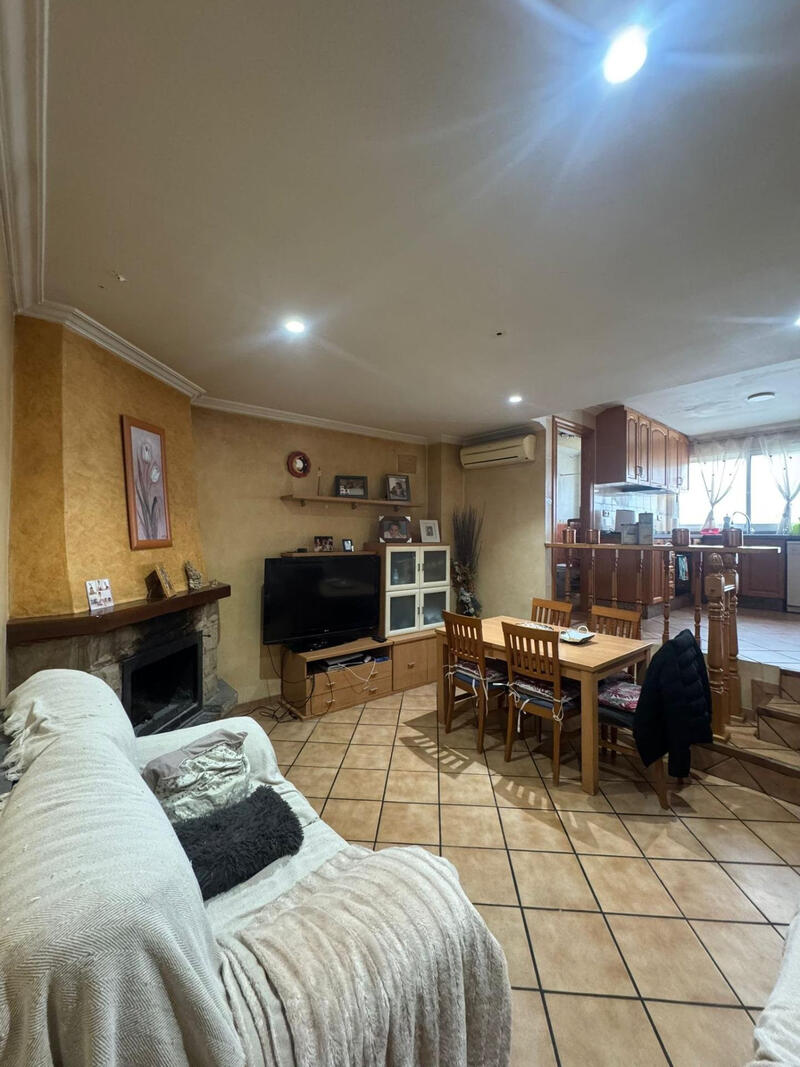 4 спальная комната городская тюрьма продается