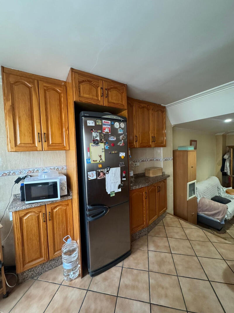 4 спальная комната городская тюрьма продается