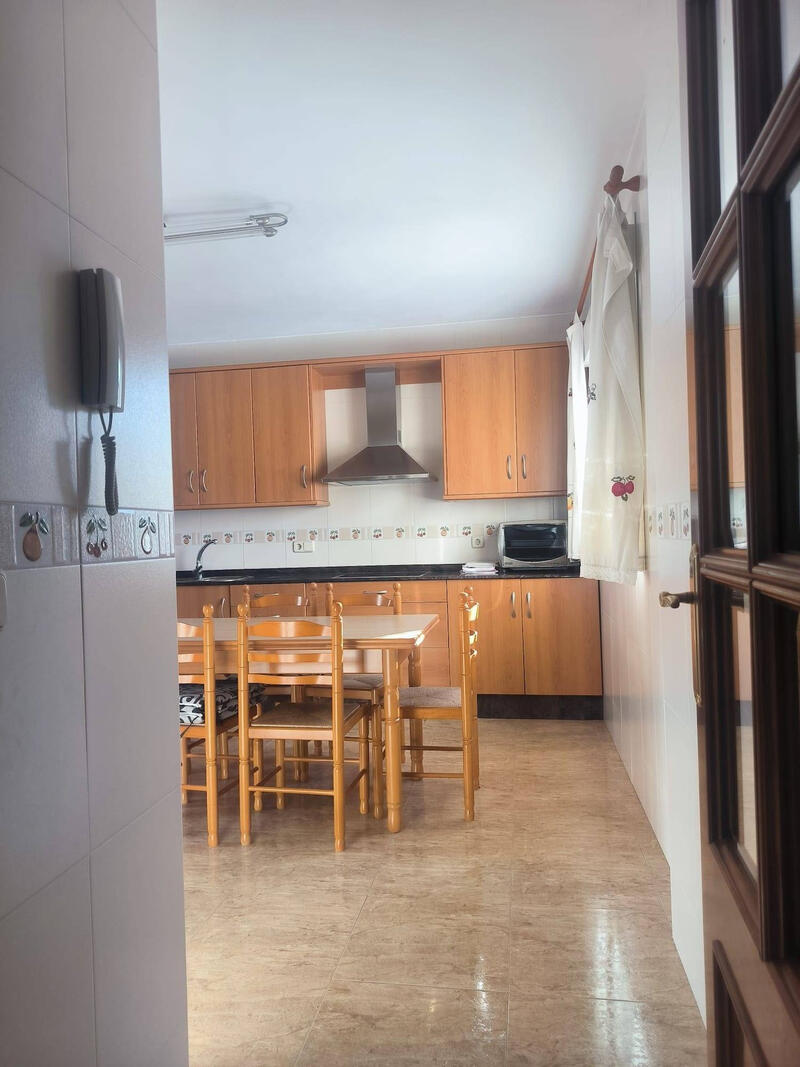 4 спальная комната городская тюрьма продается