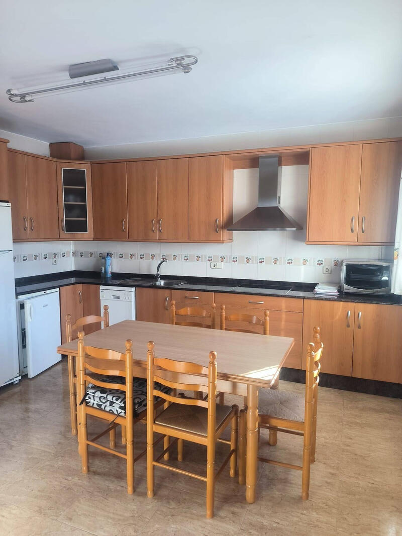 4 спальная комната городская тюрьма продается