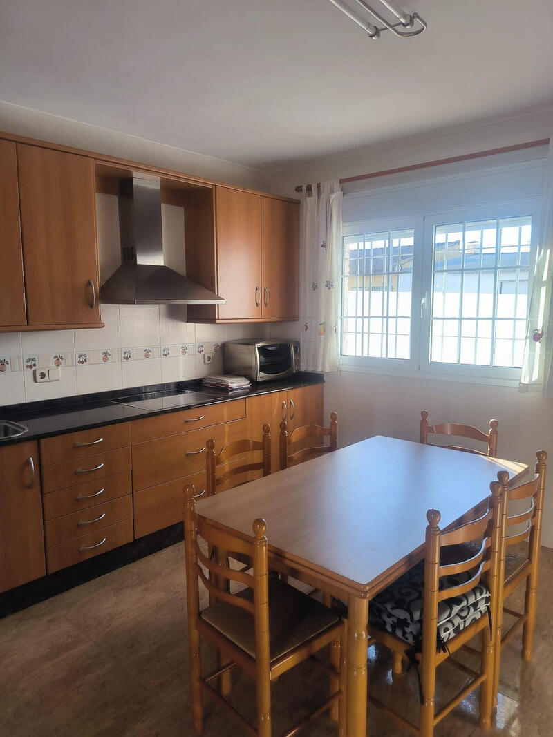 4 спальная комната городская тюрьма продается