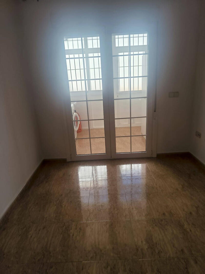 4 спальная комната городская тюрьма продается