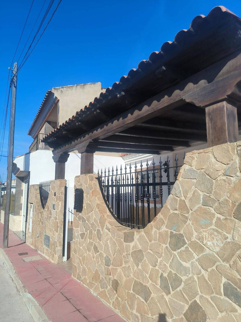 4 спальная комната городская тюрьма продается