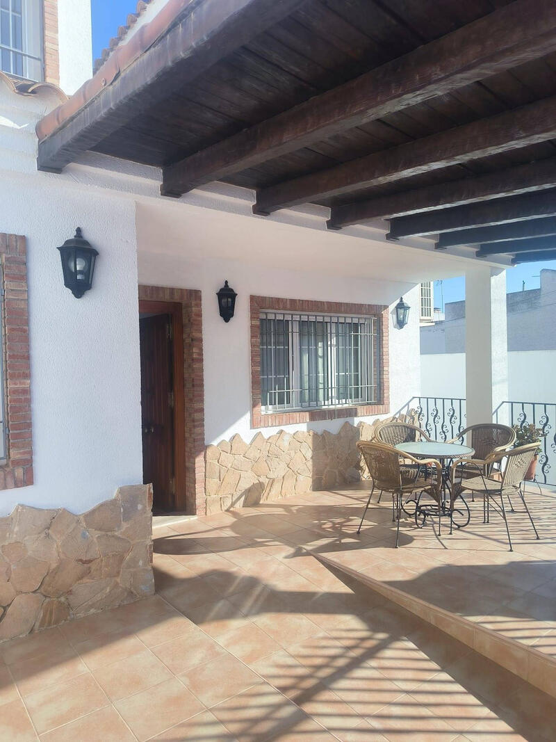 4 спальная комната городская тюрьма продается