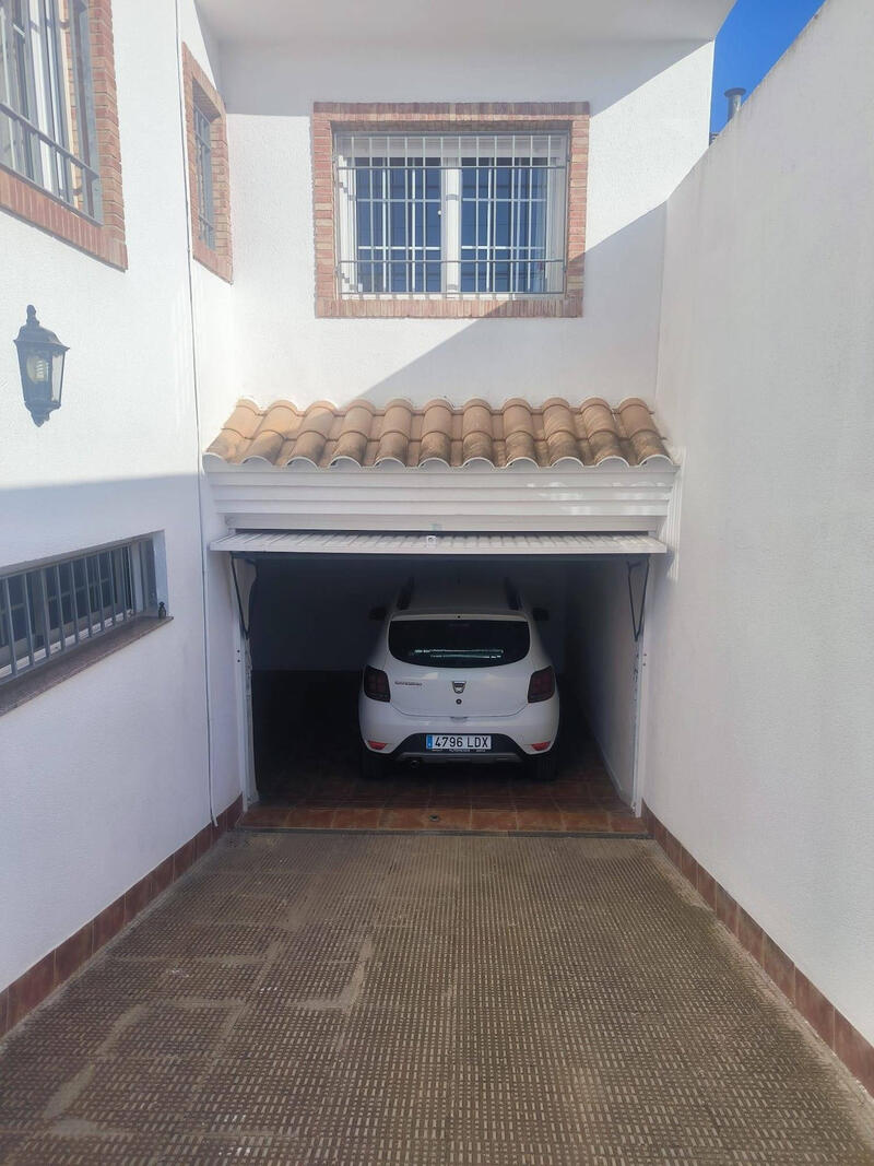 4 спальная комната городская тюрьма продается