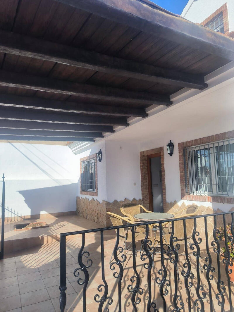 4 спальная комната городская тюрьма продается