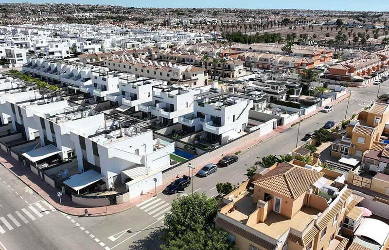 3 bedroom Townhouse for sale