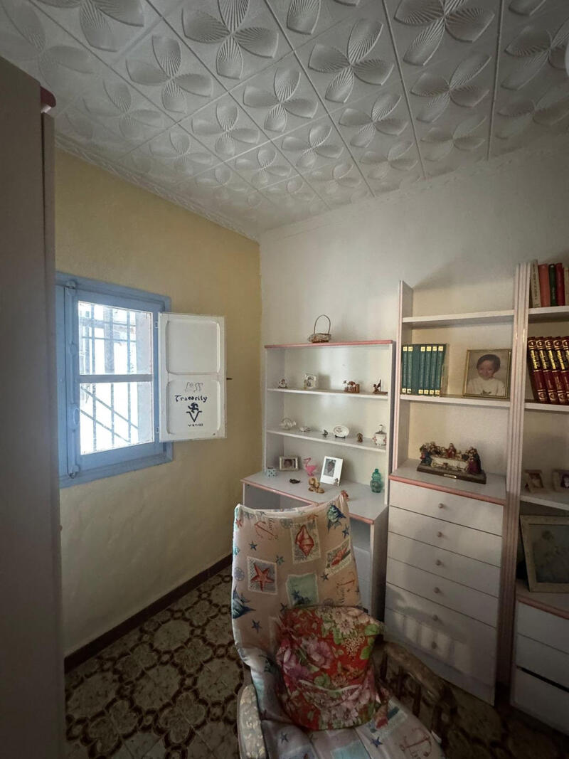 8 bedroom Townhouse for sale