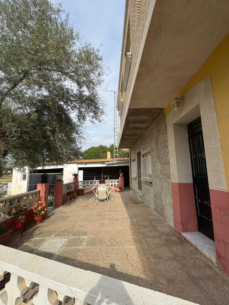 8 bedroom Townhouse for sale