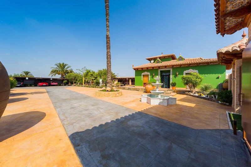 5 bedroom Country House for sale
