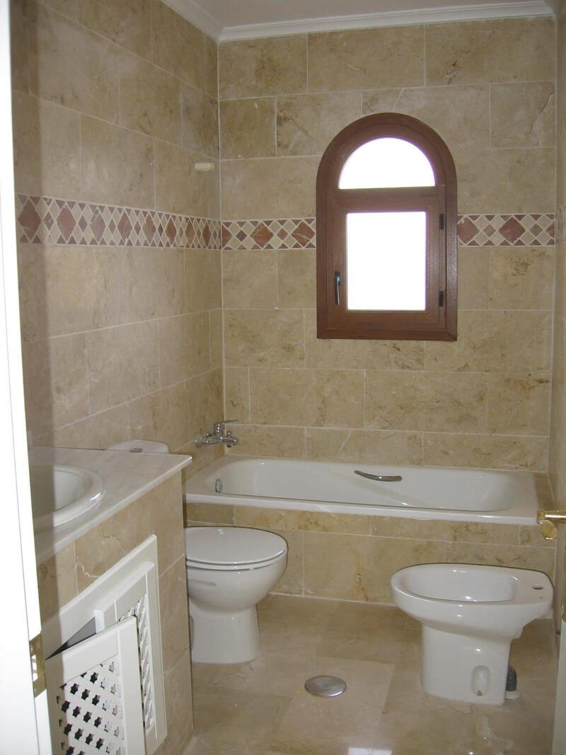 2 slaapkamer Gezinswoning Te koop