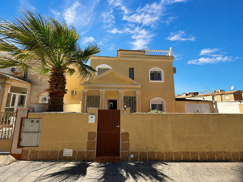 3 спальная комната вилла продается в Torrevieja, Alicante