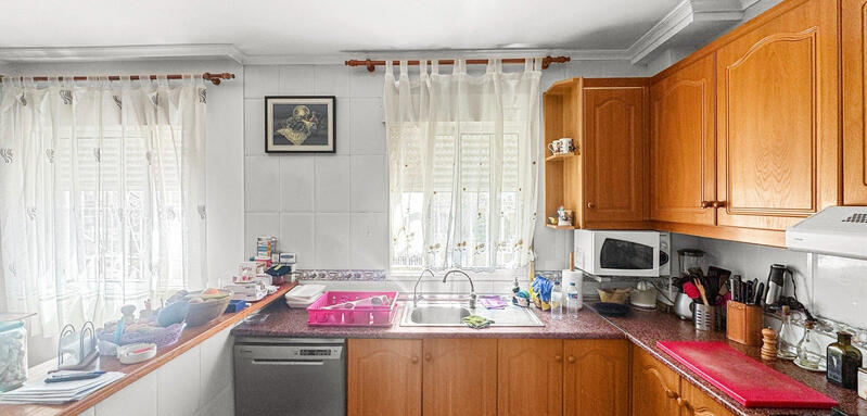 3 спальная комната городская тюрьма продается