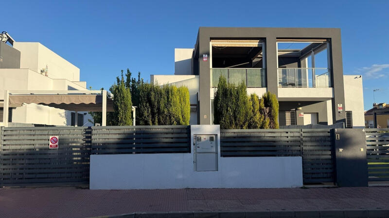Rekkehus til salgs i Torrevieja, Alicante