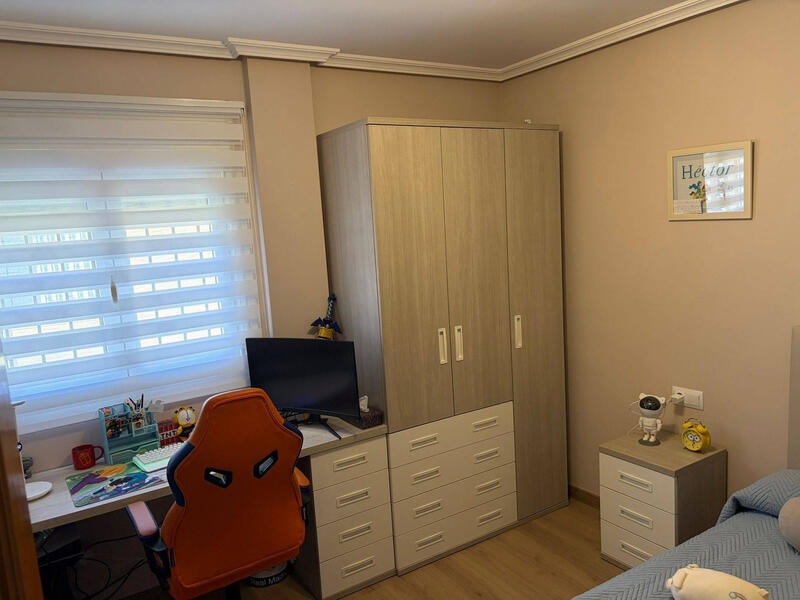 4 спальная комната городская тюрьма продается