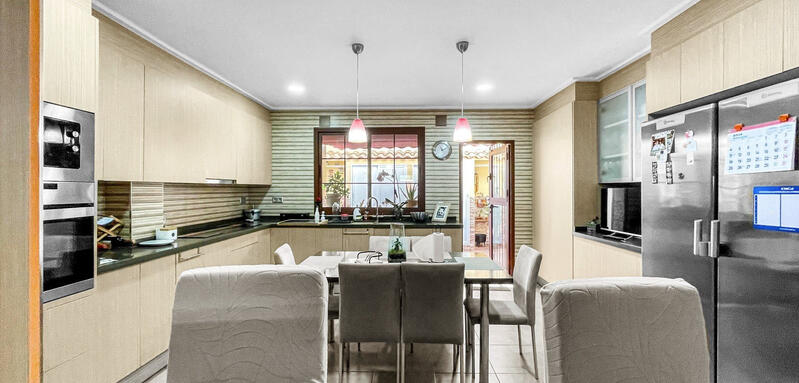 3 slaapkamer Gezinswoning Te koop 3 slaapkamer Gezinswoning Te koop