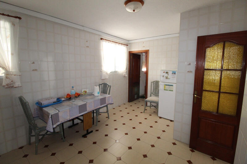 5 спальная комната городская тюрьма продается