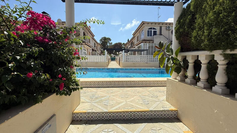 Villa zu verkaufen in Torrevieja, Alicante