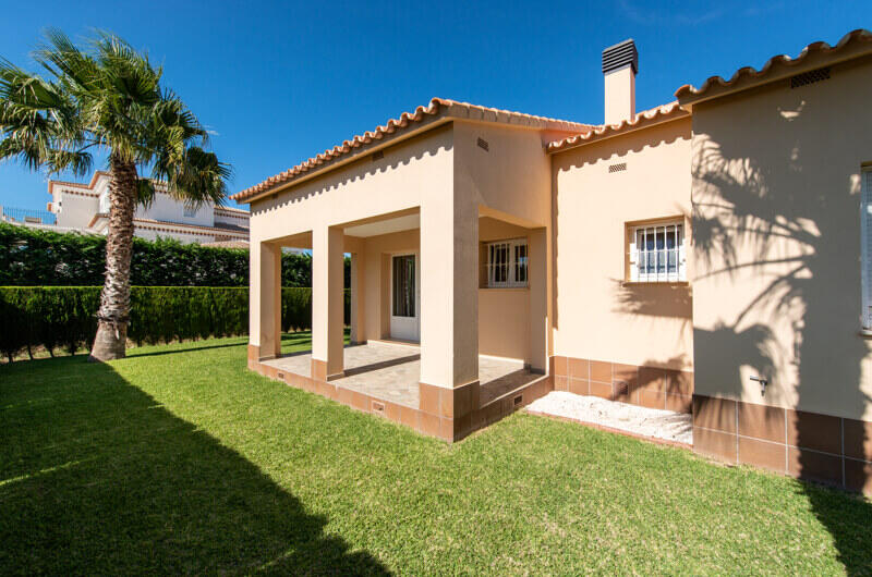 Villa for sale in La Oliva, Cádiz