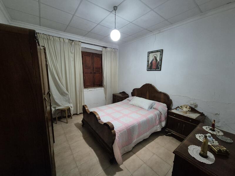 4 bedroom Townhouse for sale