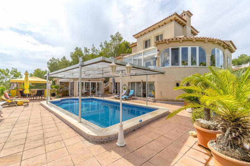 Villa til salgs i Pinar de Campoverde, Alicante