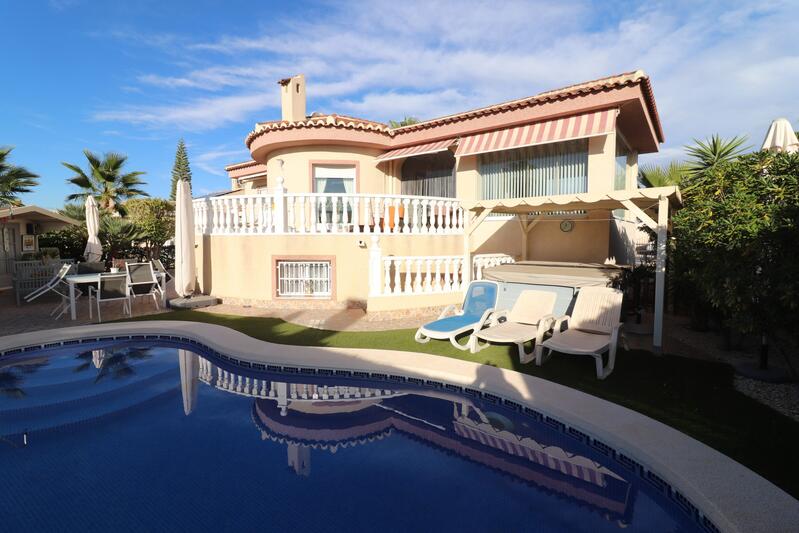 Villa for sale in Benijófar, Alicante