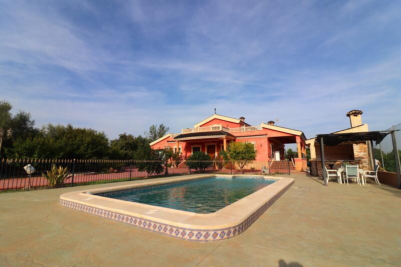 Country House for sale in La Campaneta, Alicante