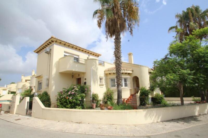 Villa for sale in Club de Golf Las Ramblas, Alicante