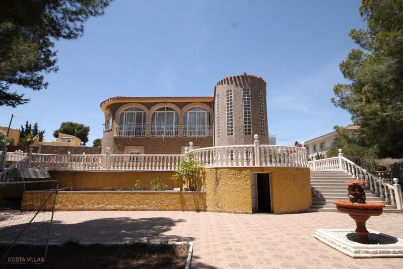 Villa til salg i Pinar de Campoverde, Alicante