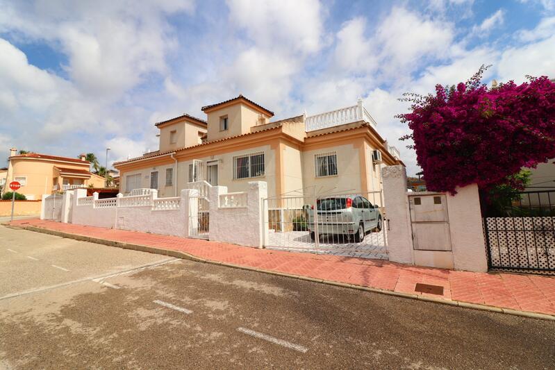 Townhouse for sale in Benijófar, Alicante