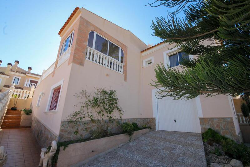 Villa till salu i Villamartin, Alicante