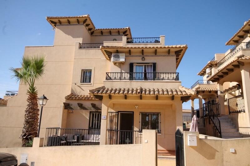 Townhouse for sale in Villamartin, Alicante