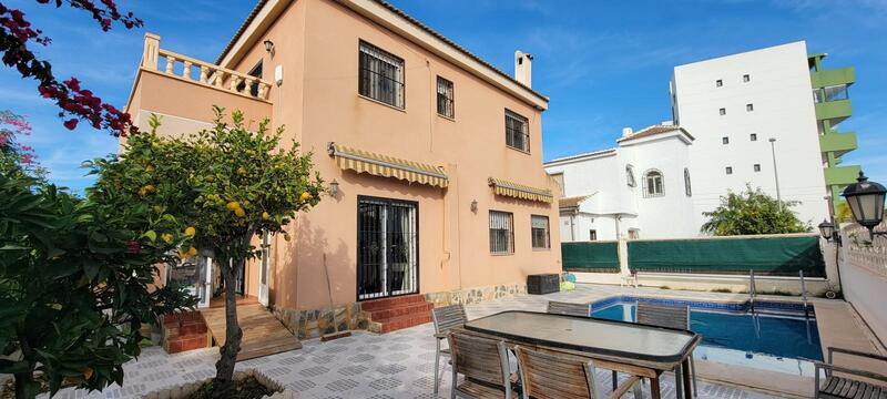 Townhouse for sale in Mil Palmeras, Alicante