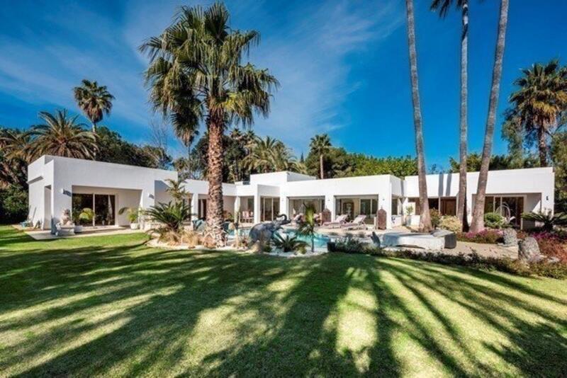 Villa for sale in El Paraiso, Málaga