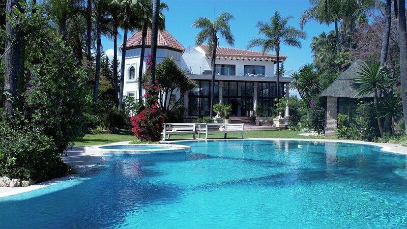 Villa for sale in Nueva Andalucia, Málaga