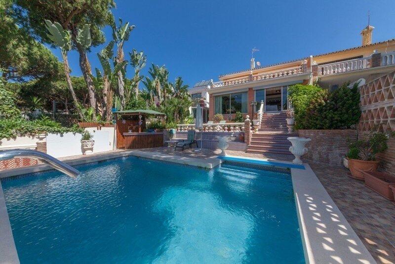 Villa for sale in Cabopino, Málaga