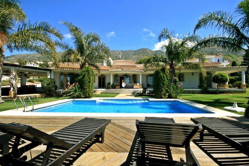 Villa for sale in Valtocado, Málaga