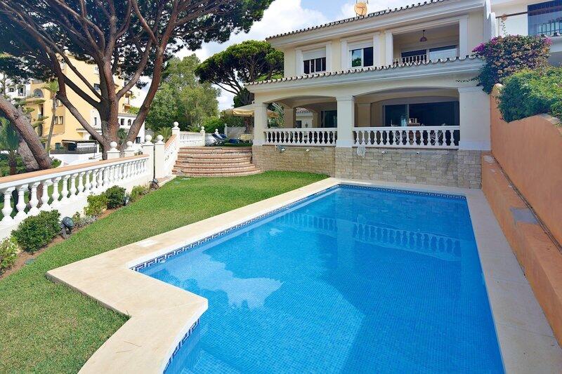 Villa en venta en Cabopino, Málaga