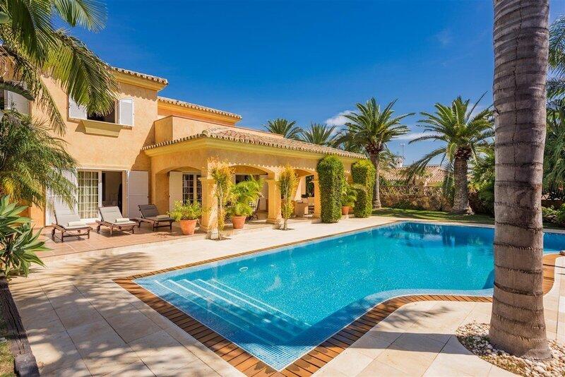 Villa for sale in Carib Playa, Málaga