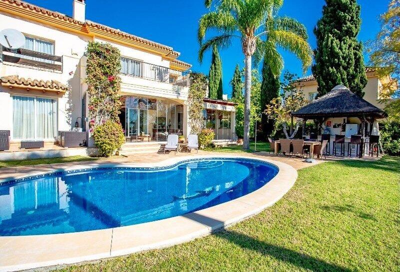 Villa en venta en Elviria, Málaga