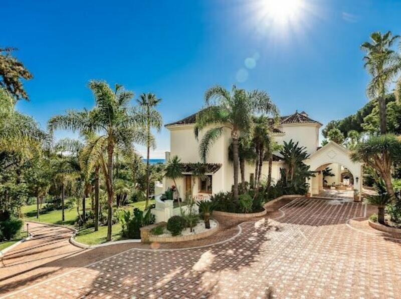 Villa for sale in El Paraiso, Málaga