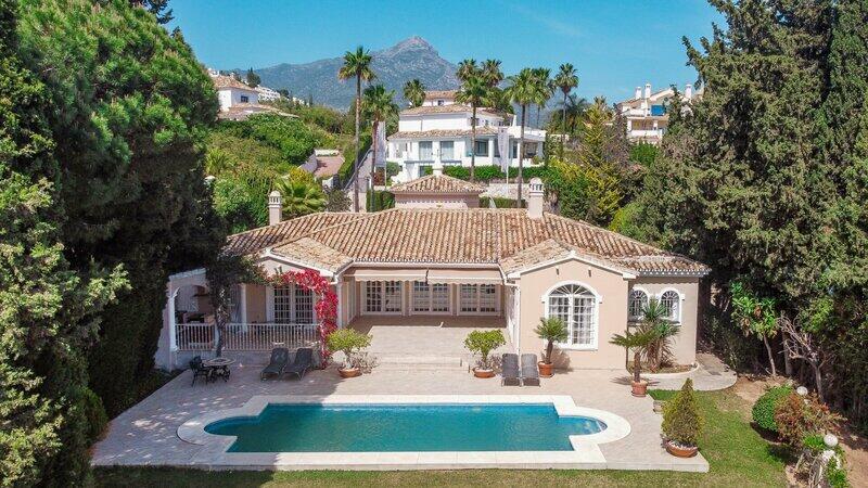 Villa for sale in Nueva Andalucia, Málaga