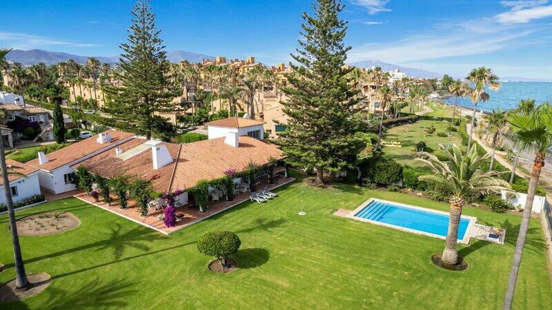 Villa for sale in Estepona, Málaga