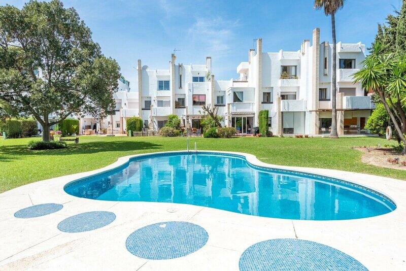 Apartment for sale in Nueva Andalucia, Málaga