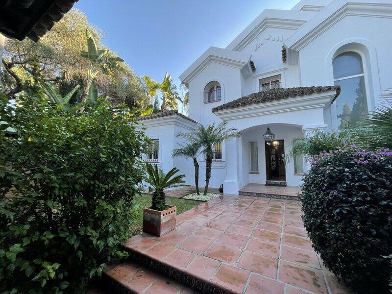 Villa for sale in Elviria, Málaga