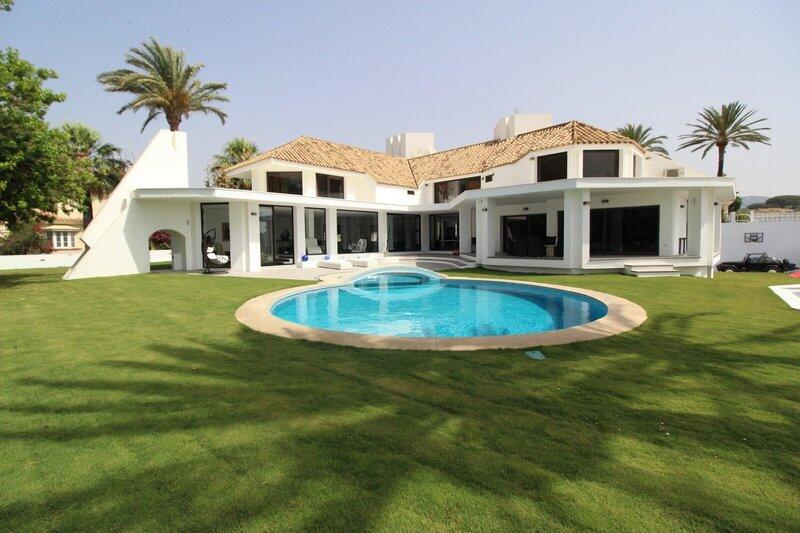 Villa for Short Term Rent in Las Chapas, Málaga