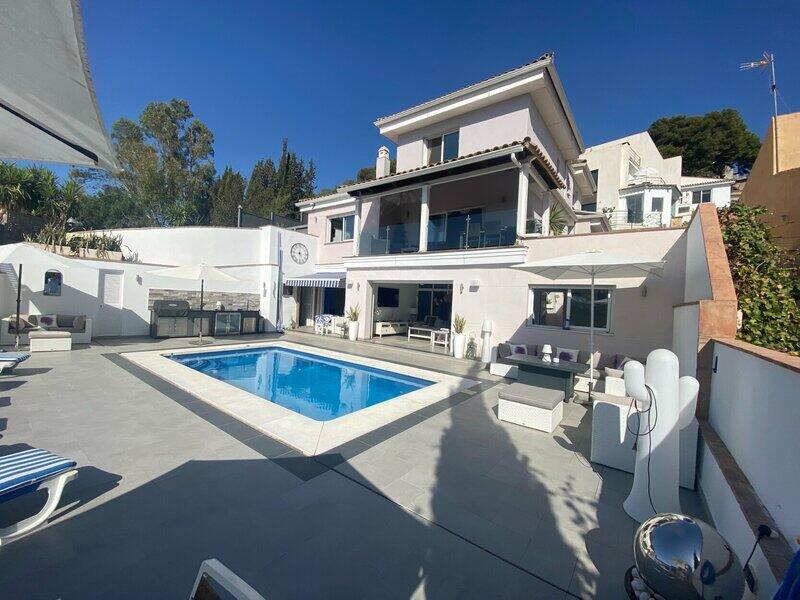 Villa for sale in Arroyo del Pinar, Málaga