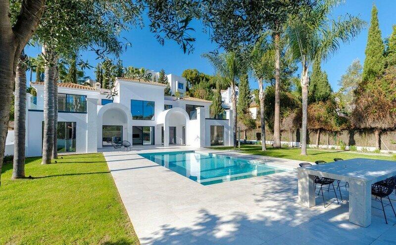 Villa en venta en El Paraiso, Málaga