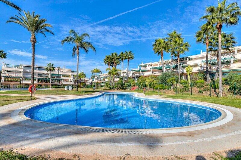 Apartamento en venta en Puerto Banus, Málaga